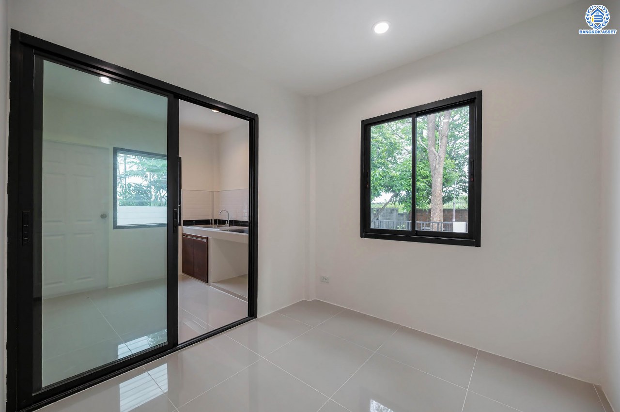 บ้านมือสองตกแต่งใหม่ คุณภาพแบรนด์ LH โครงการ ชลลดา บางบัวทอง เนื้อที่ 83 ตร.ว. ตกแต่งหรูหรา ฟังก์ชันจัดเต็ม 5 ห้องนอน 3 ห้องน้ำ จอดรถได้ 2 คัน พร้อม Facilities ครบ! บนทำเลคุณภาพ เชื่อมต่อได้หลายเส้นทาง ใกล้เซ็นทรัลเวสต์เกต และรถไฟฟ้า "สถานีบางพลู"